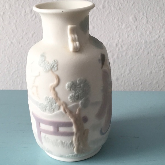 Authentic Retired Lladro Mini Tibor Japonesas Vase in Perfect Condition, 4” tall - Picture 5 of 9